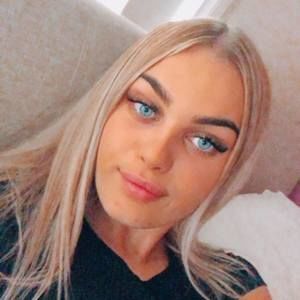 Meet your Posher, Chloe